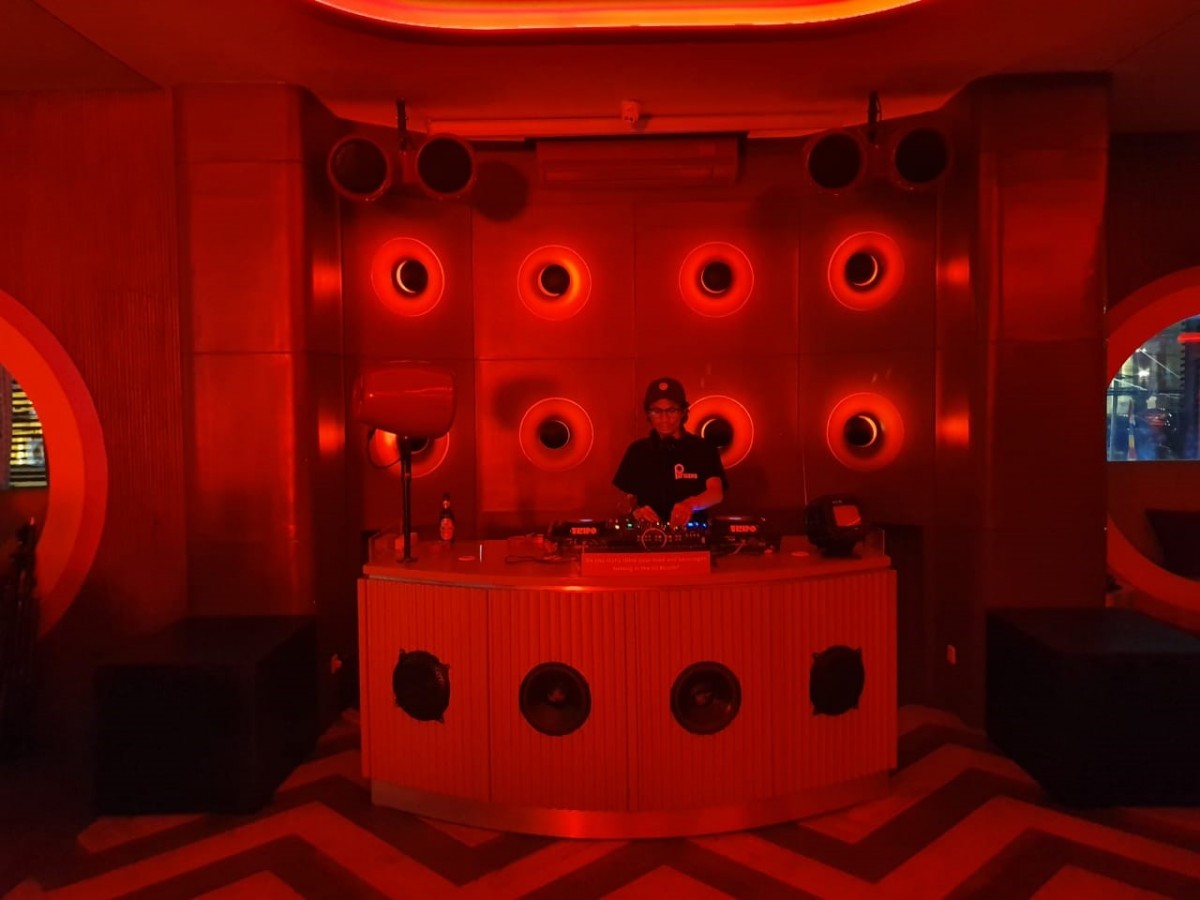 Dari desain interior ruang hingga desain lampu, kesan nuansa retro bisa ditemukan di mana-mana